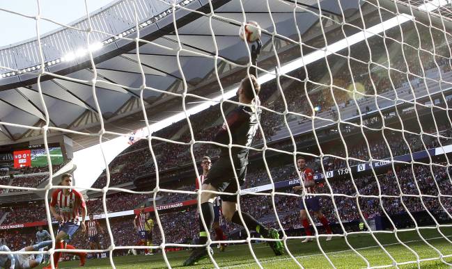 Oblak realizó una doble parada a Maxi y Boudebouz.