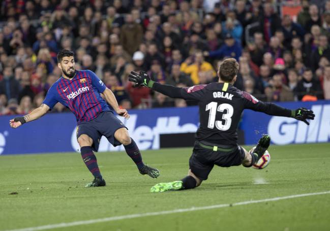 Oblak respondió así ante Luis Suárez.