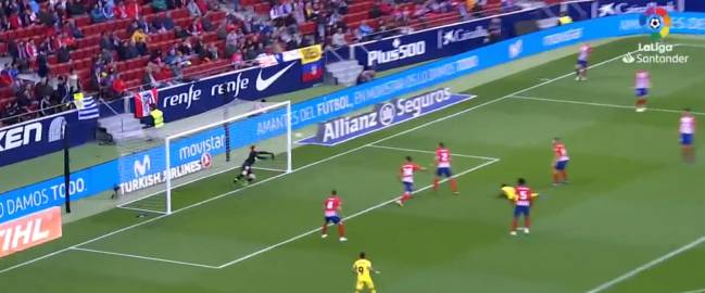 Oblak le sacó este cabezazo a Doumbia.