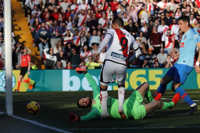 Oblak salió a los pies de Raúl de Tomás.