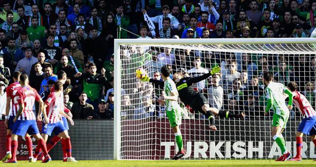 Esta estirada de Oblak a cabezazo de Feddal es una de las paradas de LaLiga.