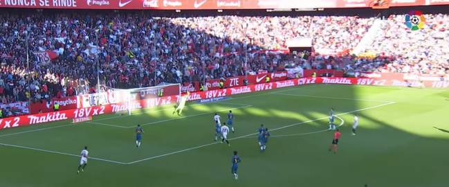 Oblak llegó a desviar con los dedos el tiro de André Silva y éste acabó en el larguero.