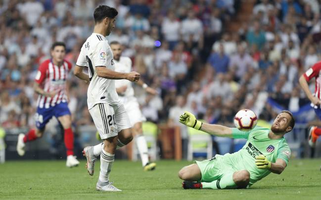 En el Bernabéu Oblak le detuvo este uno contra uno a Asensio.