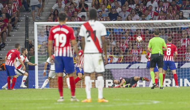 Sobre el tiempo, Oblak le detuvo este disparo a Moreno de forma milagrosa.