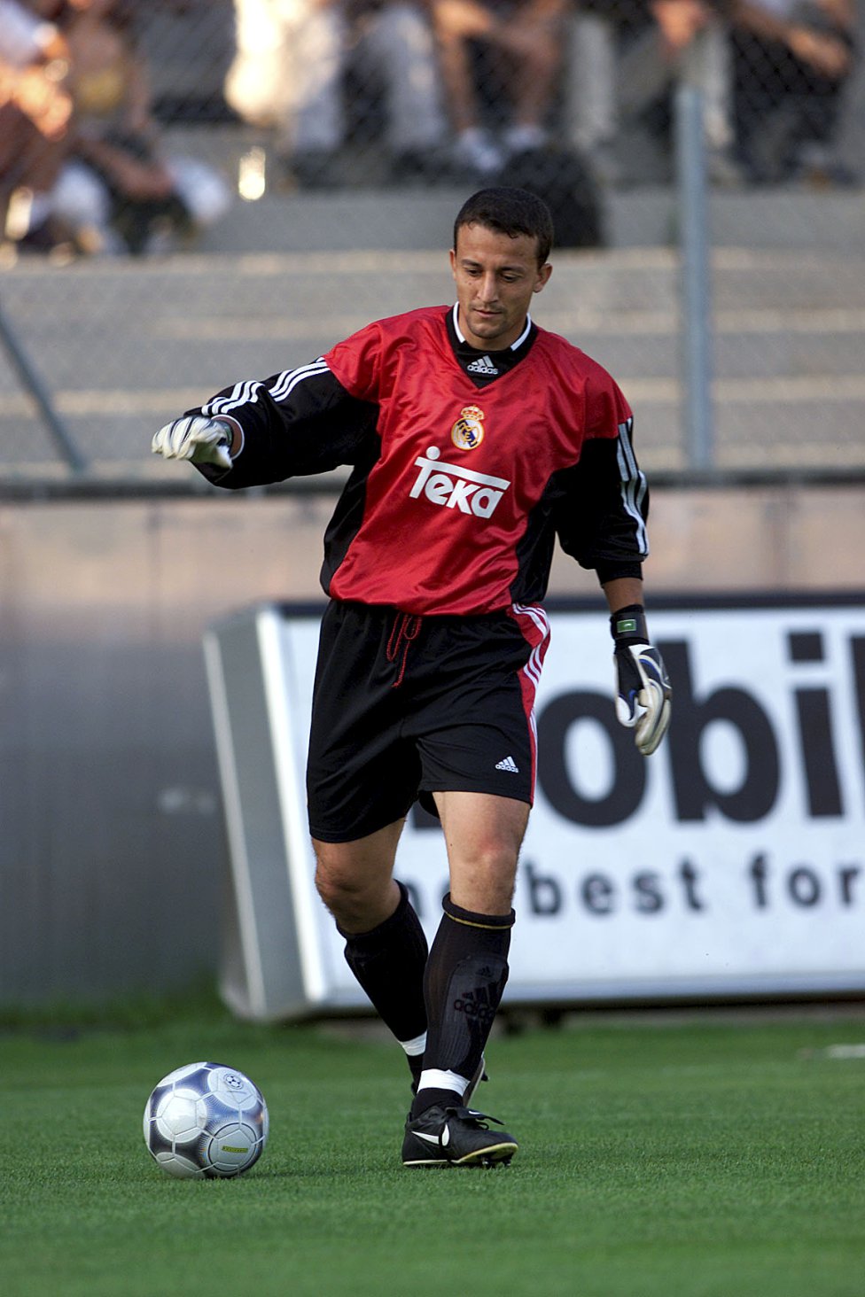 César Sánchez Jugó en el Real Madrid desde 2000 hasta 2005. Vistió la camiseta del Villarreal la temporada 2011-12. 