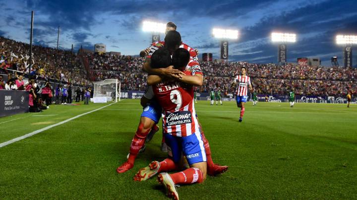 El Atlético de San Luis celebra un gol durante un partido en su estadio.