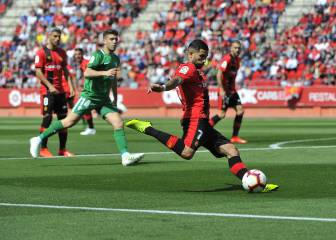 El Mallorca gana en el descuento y aleja al Sporting del Playoff