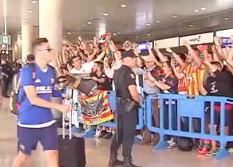 La afición arropa al Valencia en la despedida en el aeropuerto
