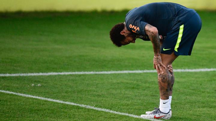 Neymar sufre una lesión en la rodilla durante un entrenamiento de Brasil.