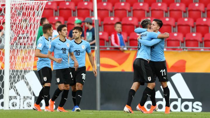 Uruguay pasó a octavos de final con puntuación perfecta