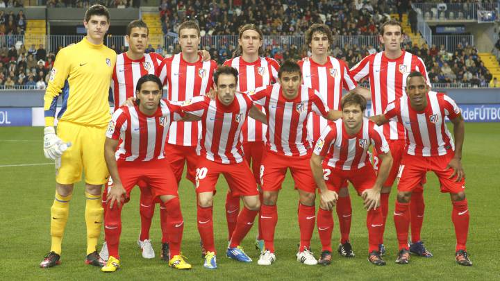 Fila superior, de izquierda a derecha: Courtois, Domínguez, Gabi, Filipe, Tiago, Godín; Falcao, Juanfran, Salvio, Diego y Perea, primer once de Simeone en el Atlético.