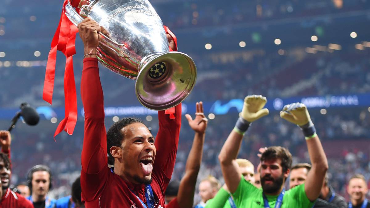 Van Dijk levanta la Champions League en el Wanda Metropolitano despuÃ©s de derrotar al Tottenham. 