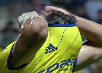 El Cádiz pierde con un gol surrealista y se cae del playoff