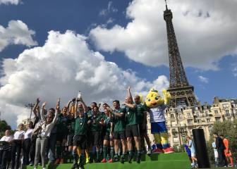 Las leyendas disfrutan en un torneo a los pies de la torre Eiffel