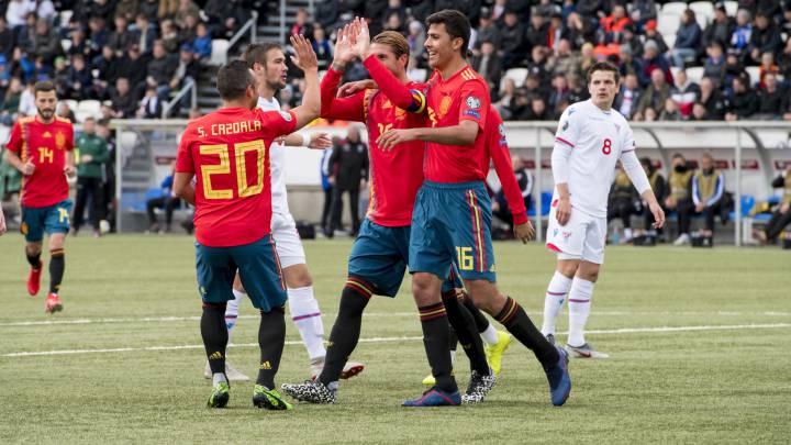 Ramos es felicitado por Cazorla y Rodrigo Hernández tras marcar su gol ante Islas Feroe.