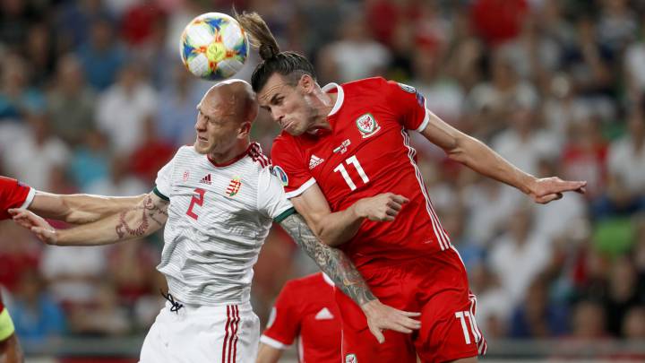 El galés Gareth Bale disputa un balón con el húngaro Botond Baraht en partido de clasificación para la Eurocopa 2020.