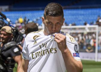 Luka Jovic unveiled at the Santiago Bernabéu