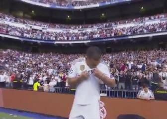 Ni con un golazo se recuerda algo así: la grada, tras ver que Hazard besaba el escudo