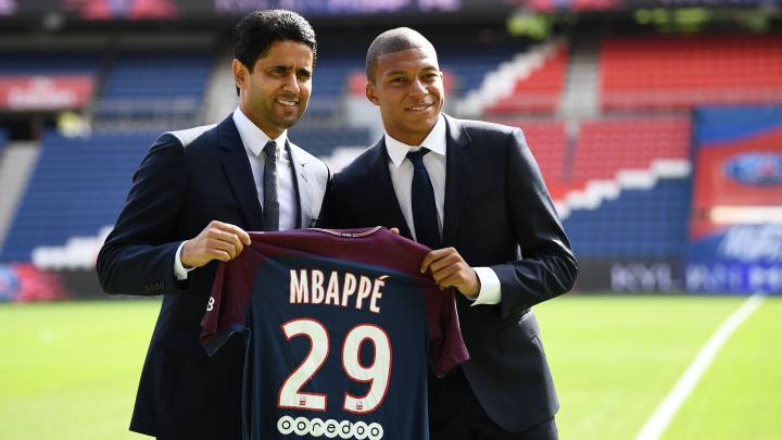 Al Khelaifi y Mbappé, durante la presentación del jugador en el PSG.