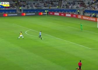 La que estuvo a punto de armar Godín en el primer balón que tocó en esta Copa América