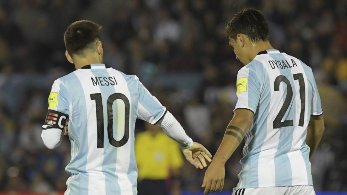 Messi saluda a Dybala en un partido con Argentina. 