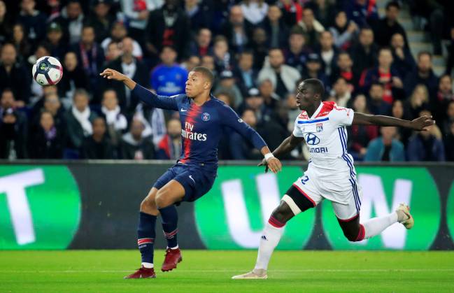 Ferland Mendy presiona a Mbappé en un partido de la Ligue 1 entre el PSG y el Lyon esta temporada.