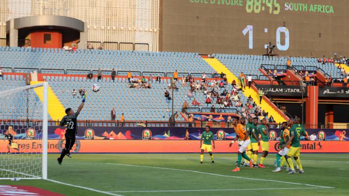 La grada casi vacía del Al Salam Stadium en El Cairo para el Costa del Marfil-Sudáfrica.
