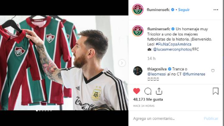 Messi posa con su camiseta de Fluminense. 
