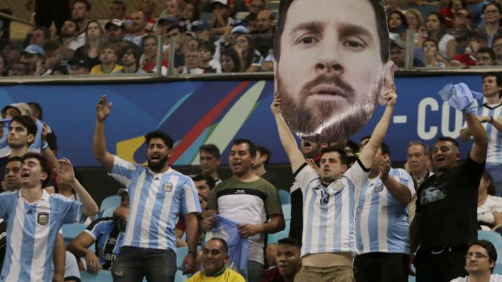 Un aficionado argentino levanta una imagen de la cara de Messi en el Arena del Gremio.