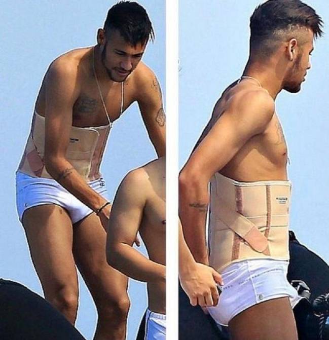 Neymar, con un corsé durante sus vacaciones, en un yate en Ibiza. 