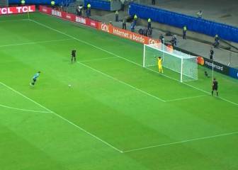 El penalti de Suárez por el que Uruguay dijo adiós: su mirada posterior buscaba 'culpables'