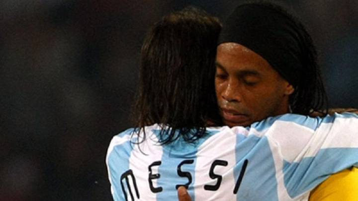 Lionel Messi y Ronaldinho en un Brasil-Argentina