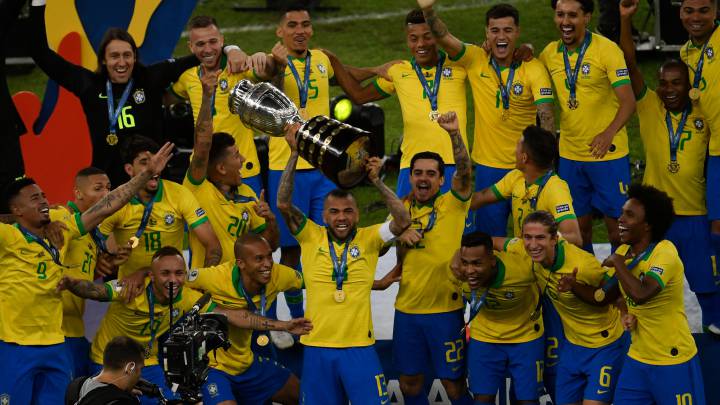 Más alivio que alegrÃa. Brasil no ganó la Copa América. No la perdió. Volvió a sufrir más de lo esperado y triunfó con apuros, con diez jugadores.