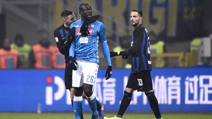 El jugador del Nápoles Kalidou Koulibaly abandonando el Giuseppe Meazza tras ser expulsado a consecuencia del nerviosismo que le provocaron recibir insultos racistas de aficionados del Inter de Milán.