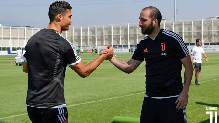 The players of Juventus, Cristiano Ronaldo and Gonzalo HiguaÃ­n, greeting each other.
