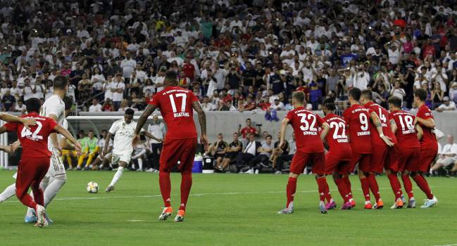 Rodrygo se dispone a lanzar la falta con la que marcó su golazo por la escuadra al Bayern.