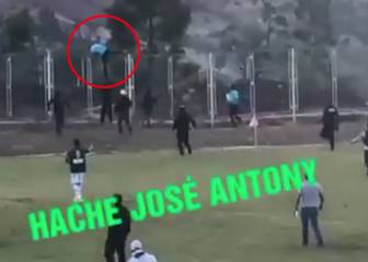 Un árbitro tiene que saltar una valla de 3 metros para evitar ser linchado en Perú