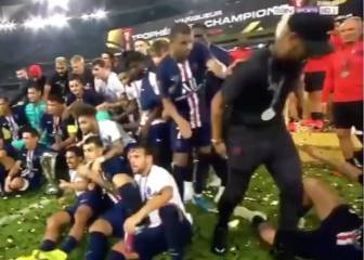 Crece la polémica: Verratti obliga a Neymar a celebrar el título y Mbappé lo empuja fuera