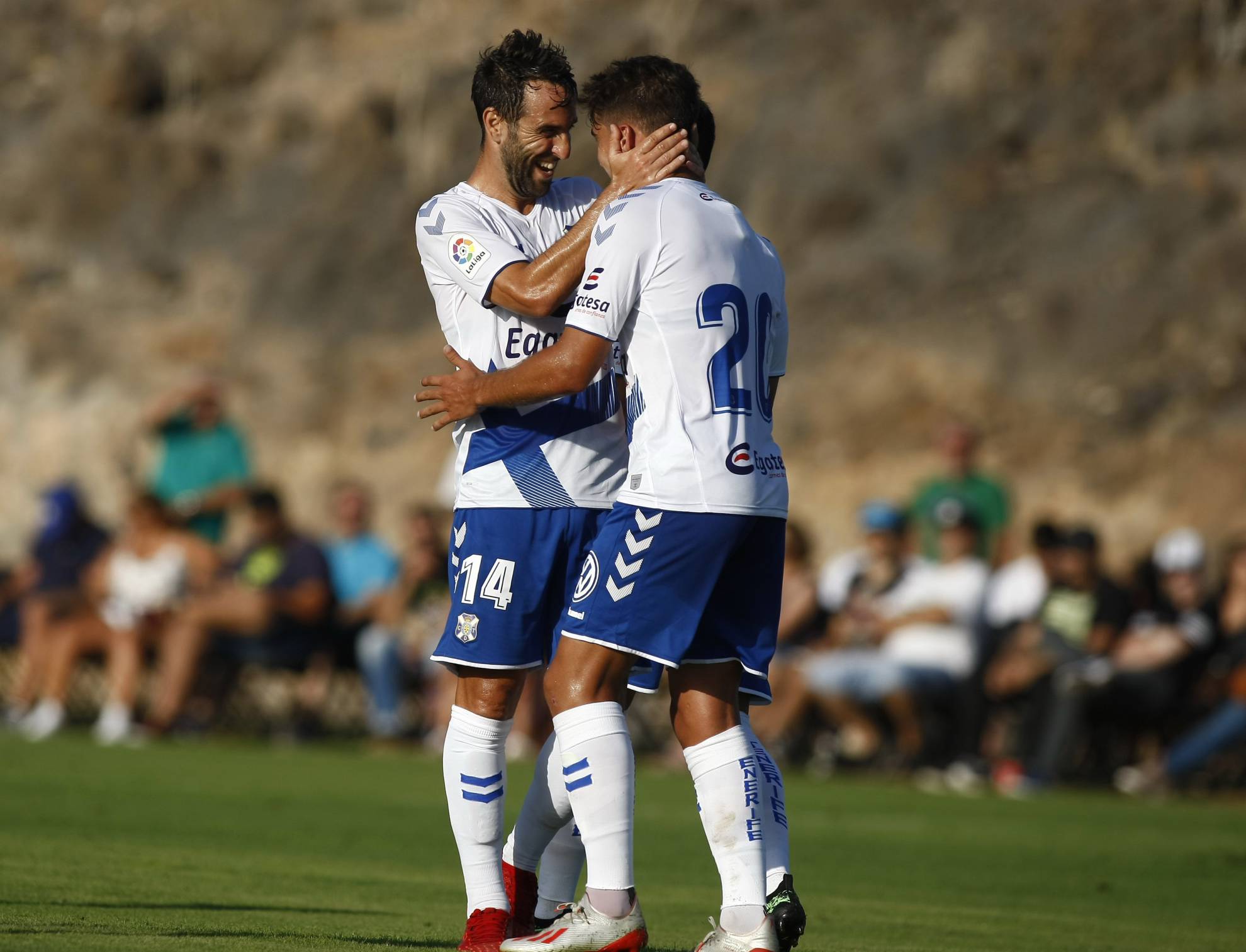 Carlos Ruiz celebra uno de los goles de pretemporada con el Tenerife.