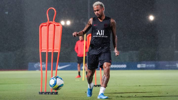 Neymar aún trabaja en París, con los fisios del PSG, para recuperar su lesión en el tobillo.