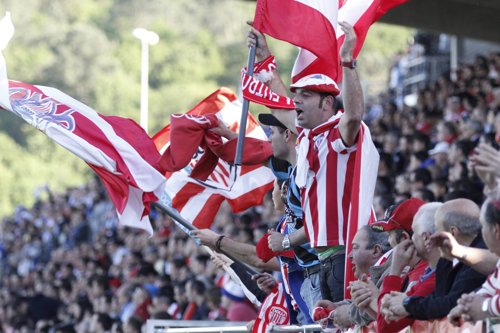 La afición del Lugo apoya a sus jugadores en un partido ante el Deportivo de la Coruña.