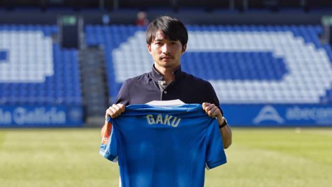 Gaku Shibasaki posa como nuevo jugador del Deportivo de la Coruña.