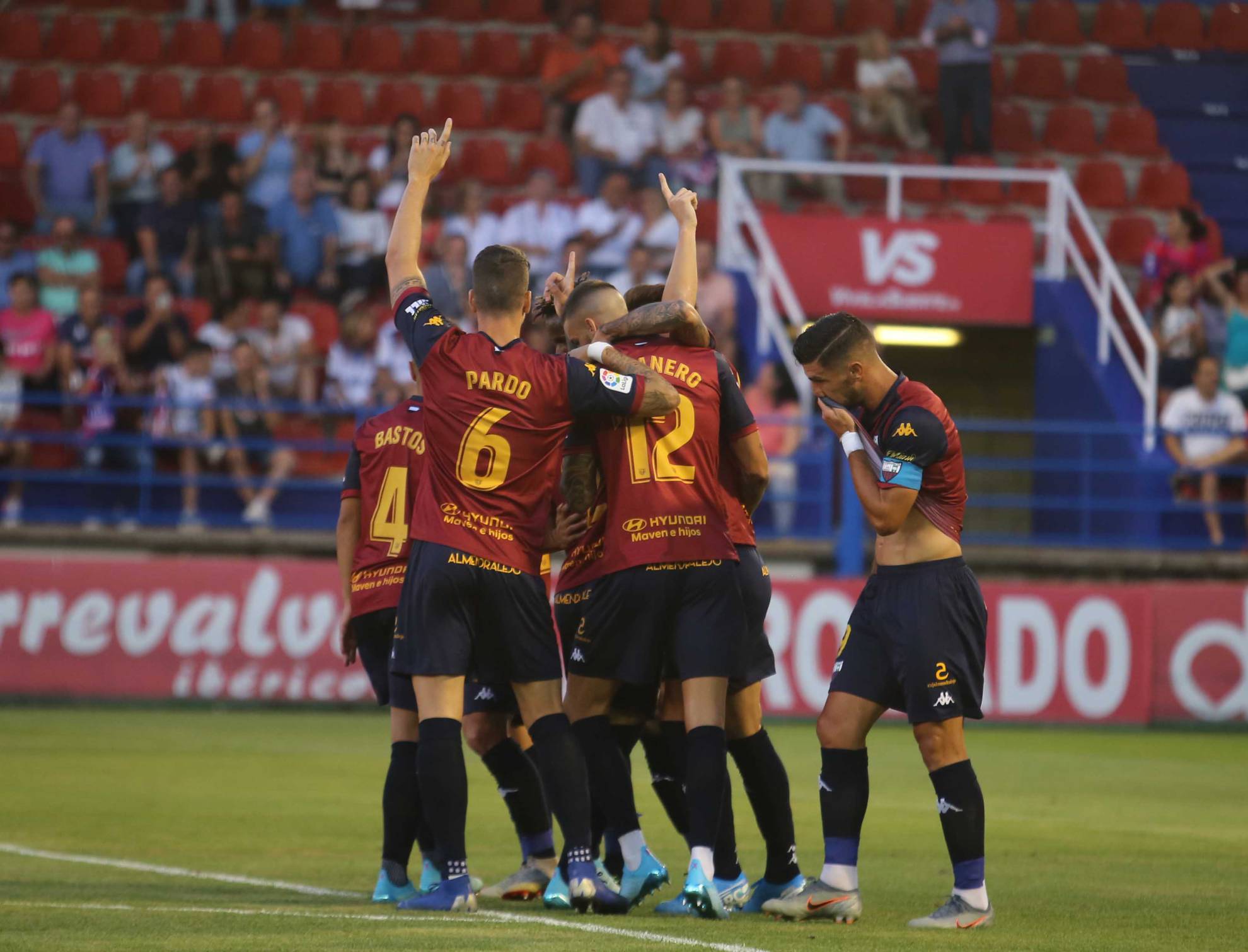 El Extremadura festeja un gol en el homenaje a José Antonio Reyes.