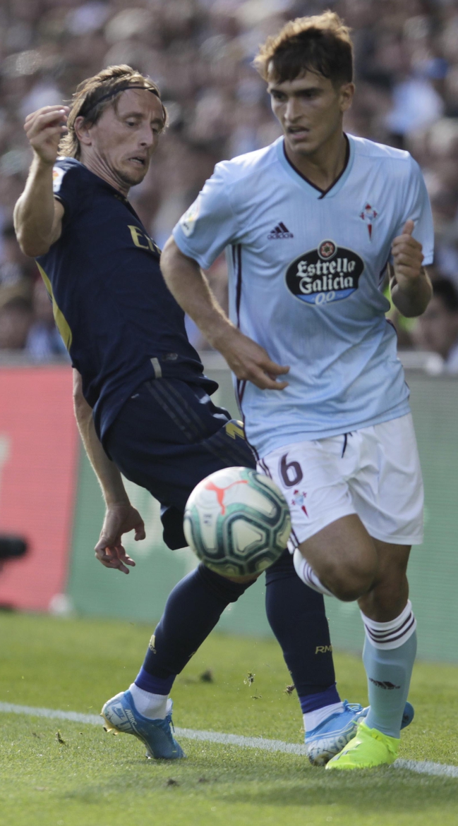 CELTA-REAL-MADRID. En el 56’, Modric pisa a Denis Suárez y Estrada Fernández le expulsa tras consultar el monitor.