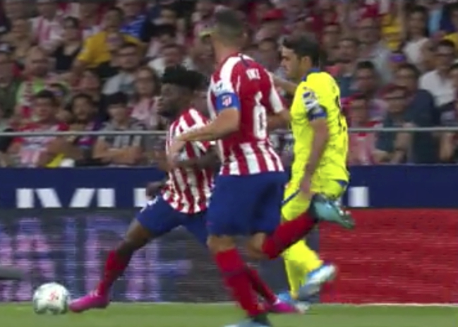 ATLÉTICO-GETAFE: Jorge Molina vio la roja en el 36' por pisar en el talón a Thomas. Cuadra le echó tras acudir al monitor.