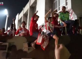 Los jugadores del Estrella Roja celebran el pase a Champions subidos a un carro de combate