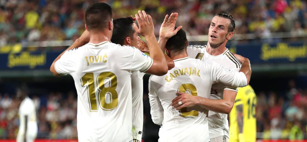 Jovic, Lucas Vázquez y Carvajal felicitaron a Bale por su primer gol.