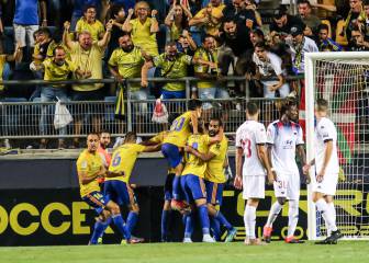 El Cádiz vence al Extremadura en el 94' y se mantiene líder