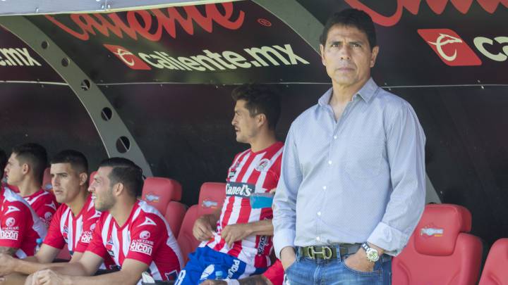 Alfonso Sosa en el banquillo del San Luis en el partido ante el Atlético de Madrid: especulan con el Cholo Simeone tuvo que ver con su despedido. 