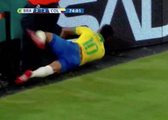 El momento en el que Neymar acabó empotrado contra la valla de publicidad